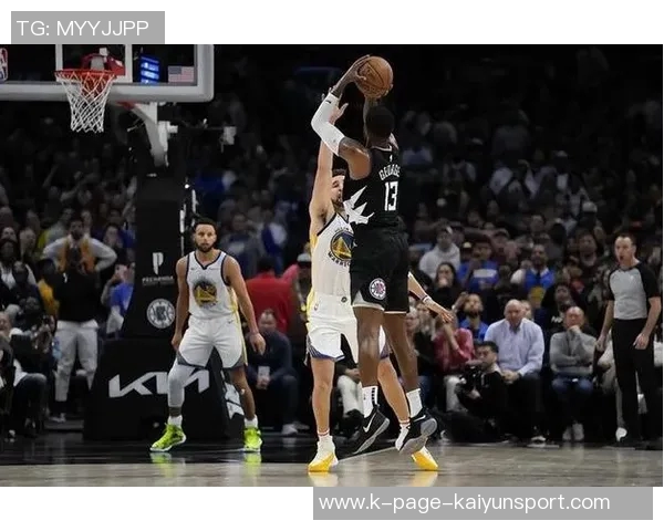 攻防兼备的保罗乔治半场表现出色贡献12分2板2助3断1帽